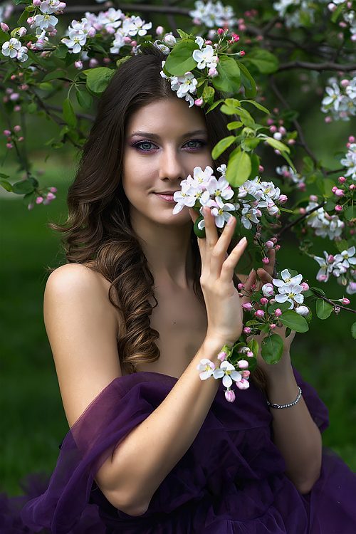 Портрет женщины среди цветущих ветвей