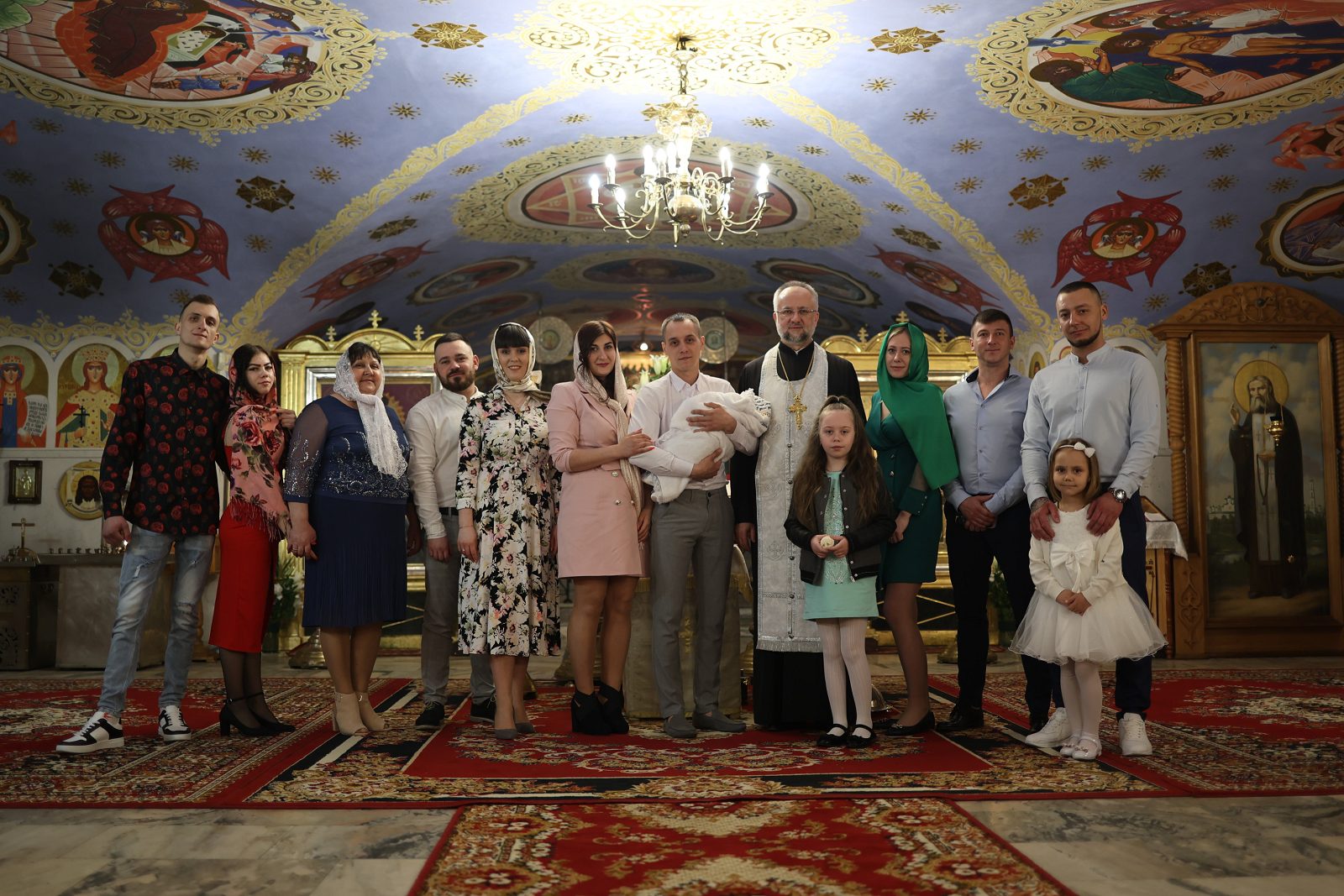 Групова фотографія родини в храмі після хрещення