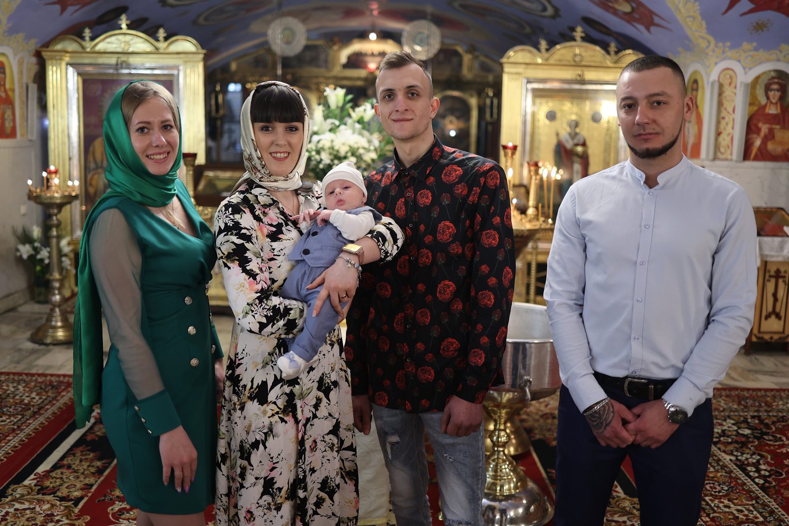 Родина з немовлям позує в храмі